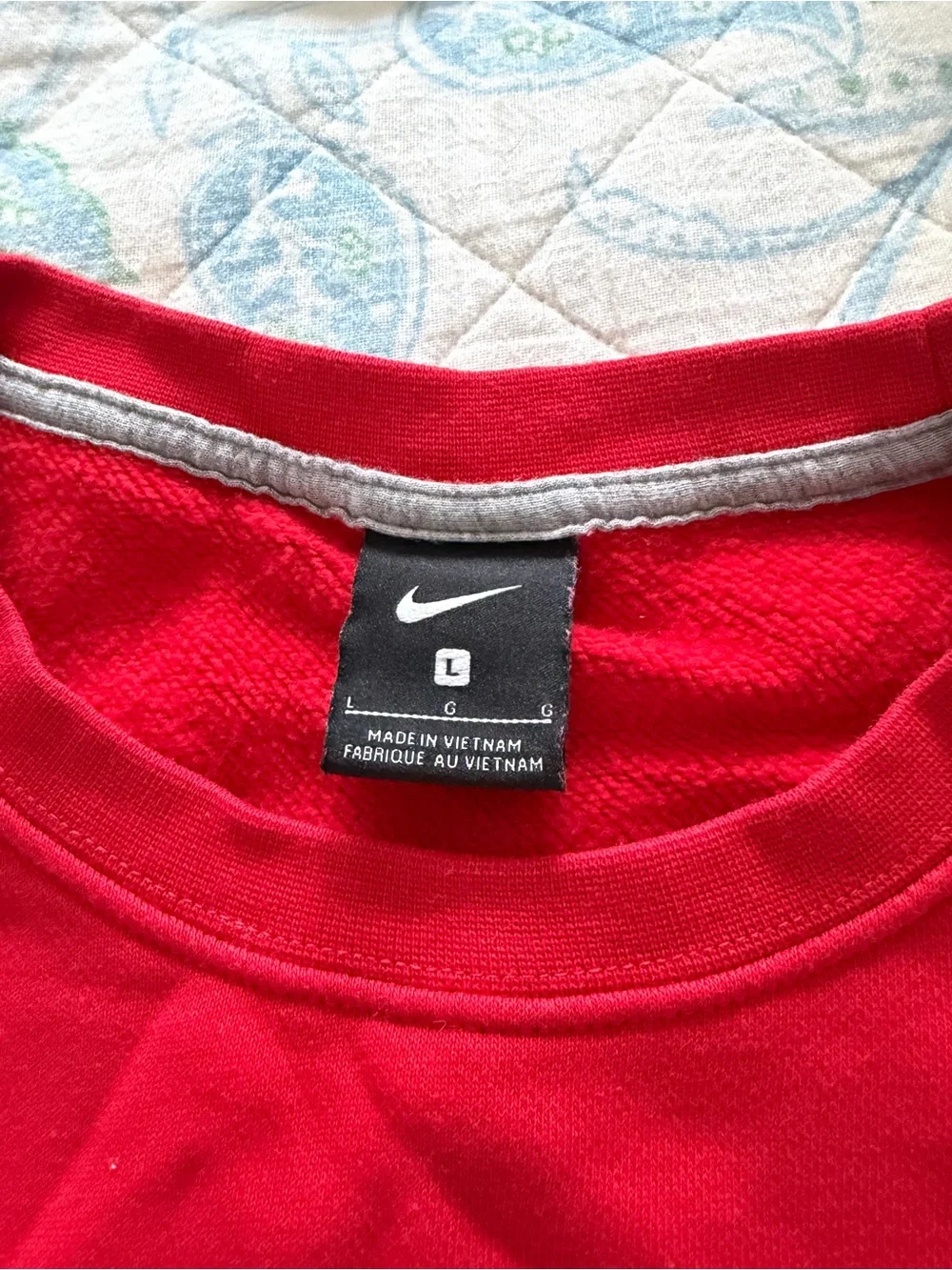 Nike Georgia Bulldogs red crewneck sweatshirt with bulldog graphic, size L